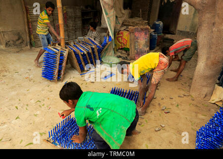 I bambini lavorano in fabbrica di palloncini a Kamrangirchar nella periferia di Dhaka, Bangladesh. Foto Stock