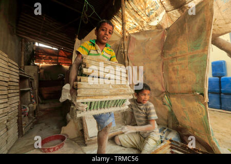 I bambini lavorano in fabbrica di palloncini a Kamrangirchar nella periferia di Dhaka, Bangladesh. Foto Stock