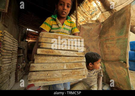 I bambini lavorano in fabbrica di palloncini a Kamrangirchar nella periferia di Dhaka, Bangladesh. Foto Stock