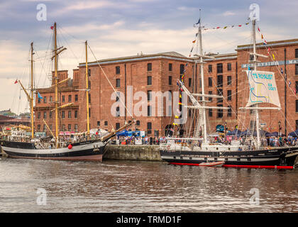 Barche ormeggiate in Liverpool durante la TALL SHIPS REGATTA. Foto Stock
