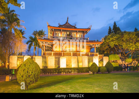 Vista notturna di Chihkan Tower in Tainan, Taiwan Foto Stock