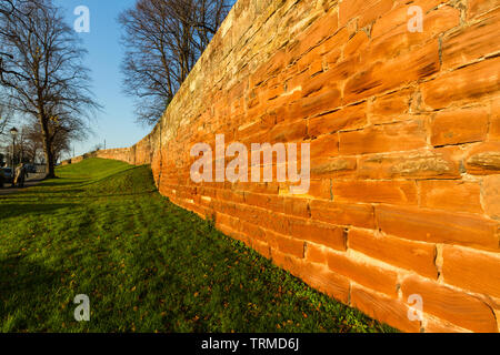 Autunno cadono dalla luce del sole che cade su di arenaria Chester Town pareti, ampio angolo Foto Stock