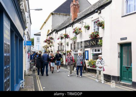 Padstow, Cornwall, England Regno Unito: turisti oltrepassando la London Inn. Foto Stock