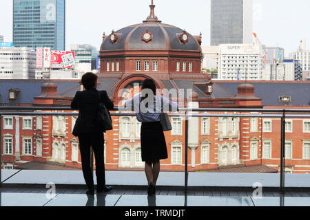 Persone su un balcone che guardava sulla parte anteriore dell'iconico mattone rosso alla Stazione di Tokyo. Foto Stock