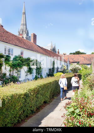 Vicari' vicino è una fila di case a schiera nella motivazione della cattedrale. Un bellissimo giardino corre lungo la parte anteriore del loro. Le case sono di proprietà della chiesa e sono mantenuti in condizione di bello. Questa storica città mercato di Chichester è classificato come uno dei più belli per fare shopping e vivere a. È la città più grande nel West Sussex. Foto Stock