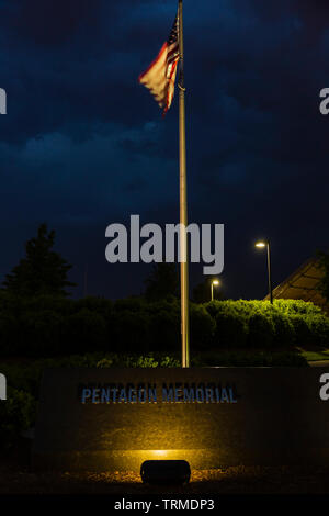 Noi bandiera di notte al Pentagono Memorial Arlington, Virginia Foto Stock