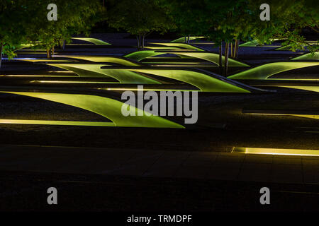 Banco a sbalzo Memorial e la piscina illuminata parte del Pentagono Memorial di notte Foto Stock