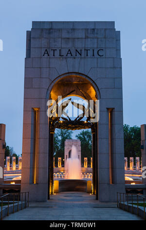 WW II Memorial Pavilion che rappresenta il teatro Atlantico National Mall di Washington DC Foto Stock