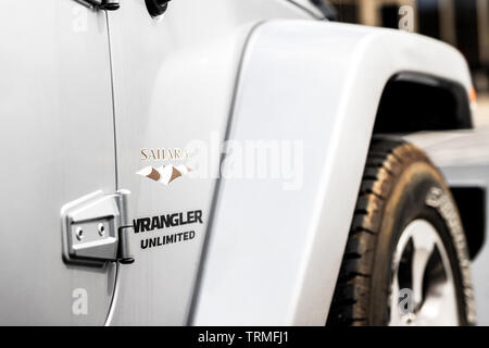 Il lato di un argento 2017 Jeep Wrangler Sahara. Foto Stock