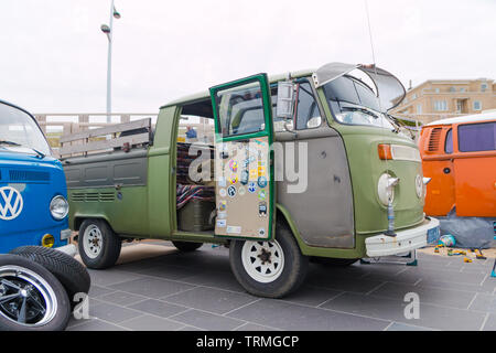 Scheveningen, l'Aia, Paesi Bassi - 1960s style VW Kombi utility parcheggiato a Scheveningen Beach Foto Stock