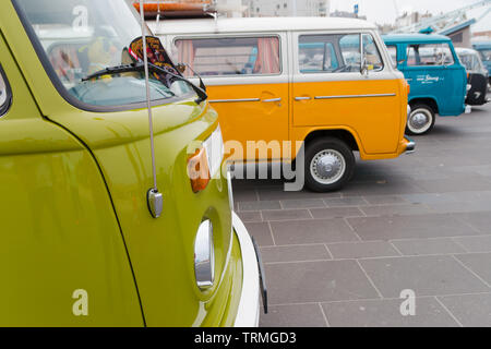 Scheveningen, l'Aia, Paesi Bassi - 1960s style VW Transporter Kombi T2 parcheggiato a Scheveningen Beach Foto Stock