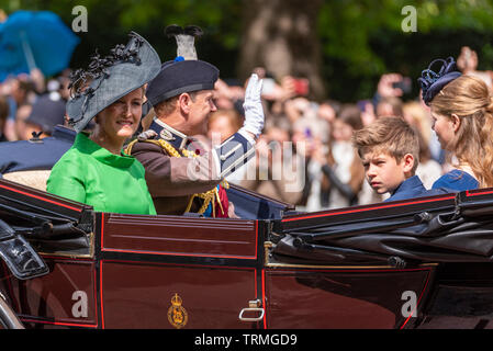 Sophie, Contessa di Wessex con Prince Edward James, Visconte Severn e Lady Louise Windsor a Trooping il colore nel carrello sul Mall, Londra Foto Stock