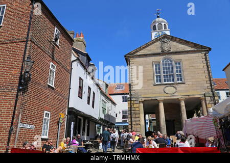 Il vecchio municipio, luogo di mercato, Whitby, Borough di Scarborough, North Yorkshire, Inghilterra, Gran Bretagna, Regno Unito, Gran Bretagna, Europa Foto Stock