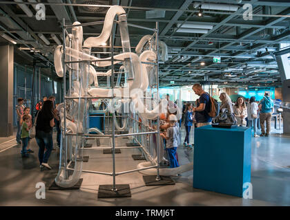 Copernico Science Museum con colorati esperimenti scientifici, simulatori, intrattenimento,migliori attrazione per turisti in tutto il mondo, Varsavia, Polonia Foto Stock