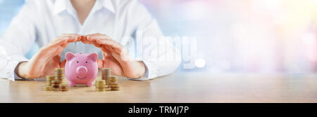 Proteggere i vostri risparmi - Settore bancario e concetto di assicurazione - con le mani su Piggybank con pile di denaro Foto Stock