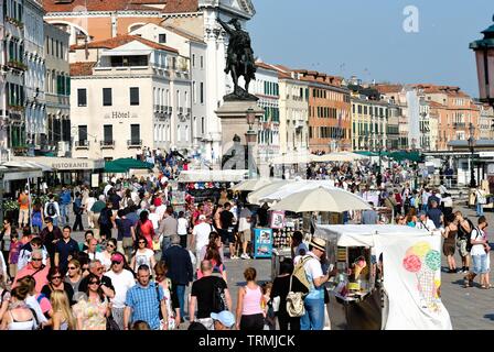 La Riva degli Schiavoni affollate di turisti su una sera d'estate,Venezia Italia Europa UE Foto Stock