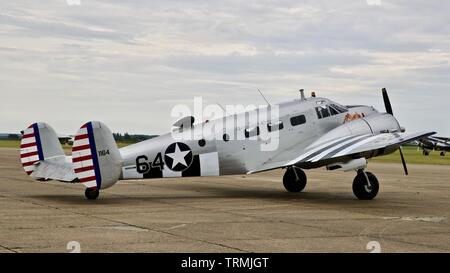 Il faggio 3TM Expeditor (G-BKGL) all'Daks su airshow di Normandia il 4 giugno del 2019 per commemorare il settantacinquesimo anniversario del D-Day Foto Stock