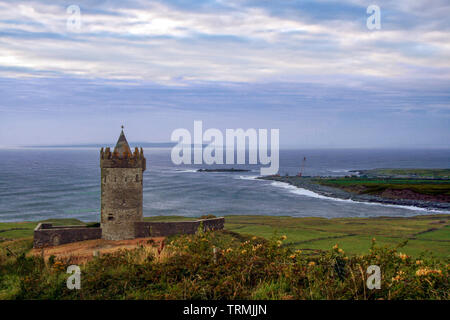 Un paesaggio fantastico di Doonagore castello e litorale irlandese a Doolin, County Clare, Irlanda Foto Stock