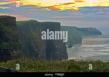 Scogliere di Moher al tramonto, Irlanda Foto Stock