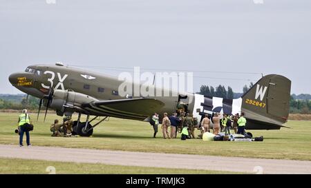 C-47 "Che è tutto il fratello" al Daks su Airshow di Normandia all'IWM Duxford il 4 giugno del 2019 per commemorare il settantacinquesimo anniversario del D-Day Foto Stock