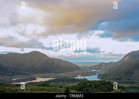 Scenic paesaggio del parco nazionale di Killarney dal Ladies View, Ring of Kerry, Irlanda Foto Stock