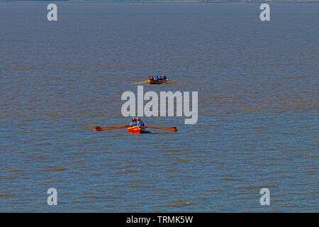 Clevedon gig pilota di formazione su un luminoso sera Foto Stock