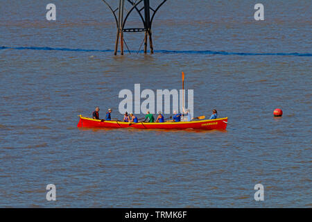 Clevedon gig pilota di formazione su un luminoso sera Foto Stock