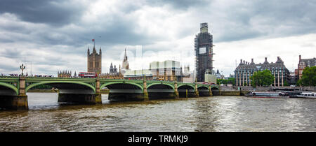 Una vista di Westminster Bridge spanning sul fiume Tamigi con le case del Parlamento al di là con la torre di Elizabeth coperti da impalcature per la riparazione Foto Stock