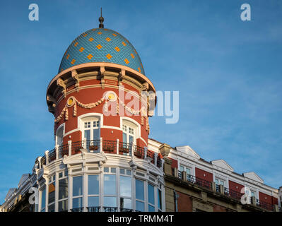 La parte superiore della facciata del Pando Arguelles edificio ("Casa de los Pando Arguelles'), Vitoria-Gasteiz, Spagna Foto Stock