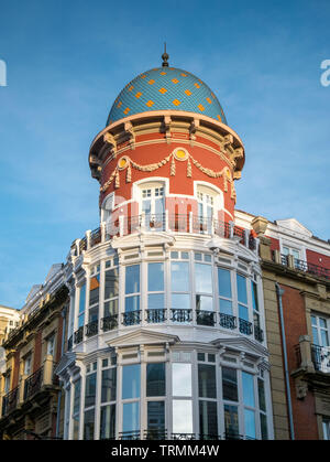 La parte superiore della facciata del Pando Arguelles edificio ("Casa de los Pando Arguelles'), Vitoria-Gasteiz, Spagna Foto Stock