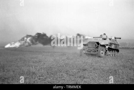 Wehrmacht Heer Halbkettenfahrzeug Schützenpanzerwagen Sd.Kfz. 251/16C Forschung und Entwicklung Mittlerer Flammpanzerwagen - Esercito Tedesco Half-Track SdKfz 251/16 con lanciafiamme in ricerca e sviluppo come fiamma media Portavalori Foto Stock