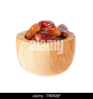 Dolce essiccato date frutti nella tazza di legno isolato su bianco Foto Stock