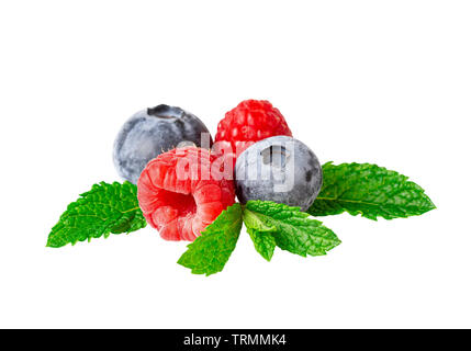 I mirtilli e lamponi con foglia di menta isolato su bianco. Immagine inclusa tracciato di ritaglio Foto Stock