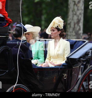 Londra, UK, 8 giugno 2019. Il principe Harry, duca di Sussex, Meghan, duchessa di Sussex, Camilla, duchessa di Cornovaglia e Caterina, duchessa di Cambridge durante il Trooping il colore della regina parata di compleanno nel centro di Londra Foto Stock