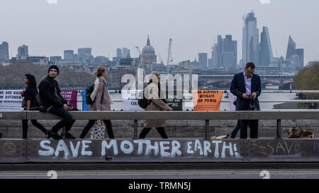 Londra protesta per salvare il nostro bel pianeta Foto Stock