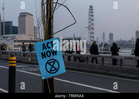 Londra protesta per salvare il nostro bel pianeta Foto Stock