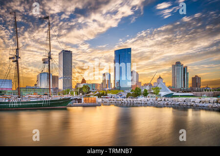 Milwaukee, Wisconsin, Stati Uniti d'America downtown skyline della città sul lago Michigan al crepuscolo. Foto Stock