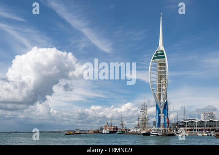 La Spinnaker Tower e Gunwharf Quays in Portsmouth, Regno Unito Foto Stock