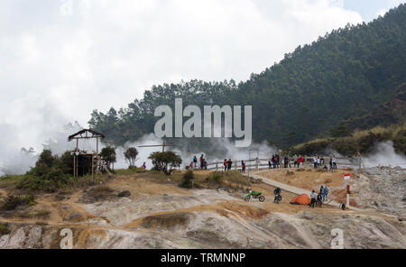 Dieng Plateau, Indonesia - Agosto 06, 2017: nuvole emergente dal Sikidang, Dieng Plateau, Indonesia Foto Stock