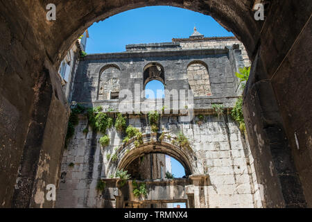 Case in pietra con finestre e balconi in stretta stradina del centro storico di Spalato, Croazia, all'interno del palazzo dell'imperatore romano Diocleziano Foto Stock