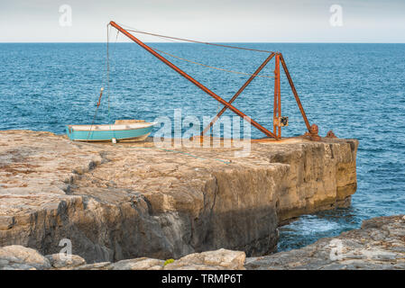 L'iconico gru rosso permanente sulla scogliera vicino a Portland Bill lighthouse sull'isola di Portland su Jurassic Coast, Dorset, Inghilterra, Regno Unito. Foto Stock