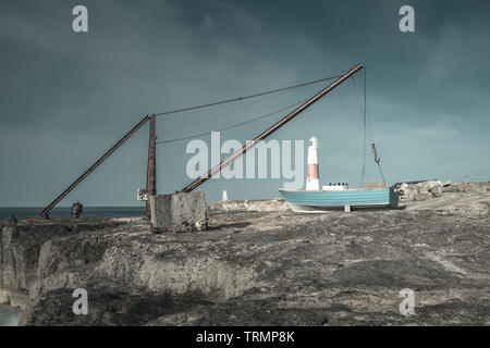 L'iconico gru rosso permanente sulla scogliera vicino a Portland Bill lighthouse sull'isola di Portland su Jurassic Coast, Dorset, Inghilterra, Regno Unito. Foto Stock