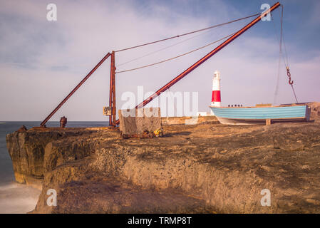 L'iconico gru rosso permanente sulla scogliera vicino a Portland Bill lighthouse sull'isola di Portland su Jurassic Coast, Dorset, Inghilterra, Regno Unito. Foto Stock