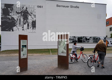 Bernauer Straße era famoso perché diverse gallerie sono state costruite da esso per attraversare la parete. Foto Stock