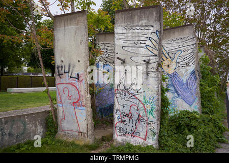 Alcuni pezzi di parete sono esposti presso il Muro di Berlino Foundation Foto Stock