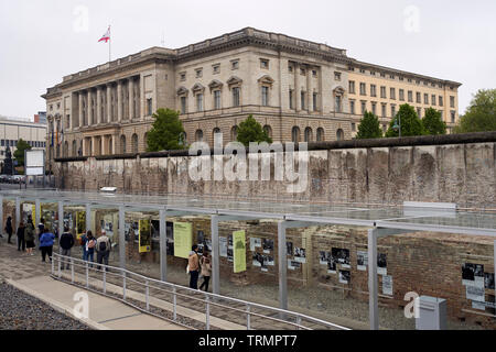 Parte del Muro di berlino accanto alla mostra "Topografia del terrore", una mostra sul nazismo nella Seconda Guerra Mondiale. Foto Stock