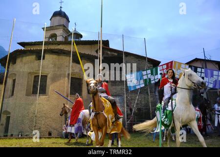 A Primaluna/Italia - Giugno 21, 2014: cavalieri medievali personaggi pronti per gli anelli concorrenza durante la festa medievale di sei frazioni del comune. Foto Stock