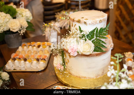 Deliziosa torta decorata a festive dolce festa tabella Foto Stock