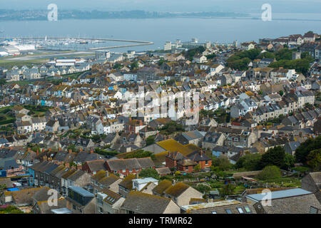 Le viste in elevazione da Portland altezze sull'isola di Portland del viilage di Fortuneswell accanto a Chesil Beach, Dorset, England, Regno Unito, Europa Foto Stock