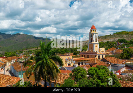 Vista sopra i tetti di terracotta e torre campanaria chiesa di San Francisco de Asis nel vecchio centro coloniale dell'UNESCO città di Trinidad, Cuba, Caraibi Foto Stock